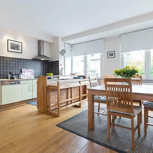 https://fantastic-large-house.brusselshotelsbook.com